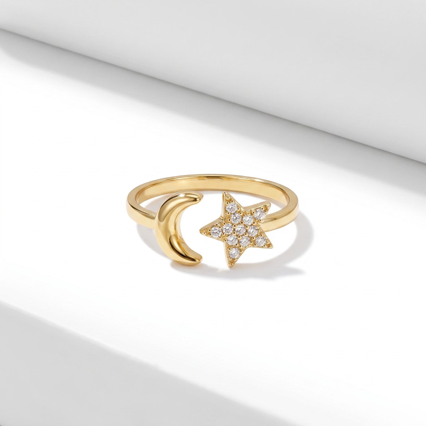 Anello regolabile luna e stella con zirconi in acciaio inox dorato – Elegante e luminoso